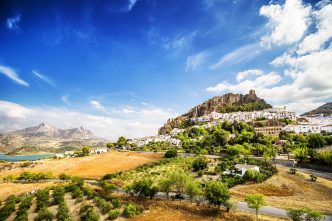 Le village blanc Zahara de la Sierra, dans la Sierra de Grazalema, Andalousie